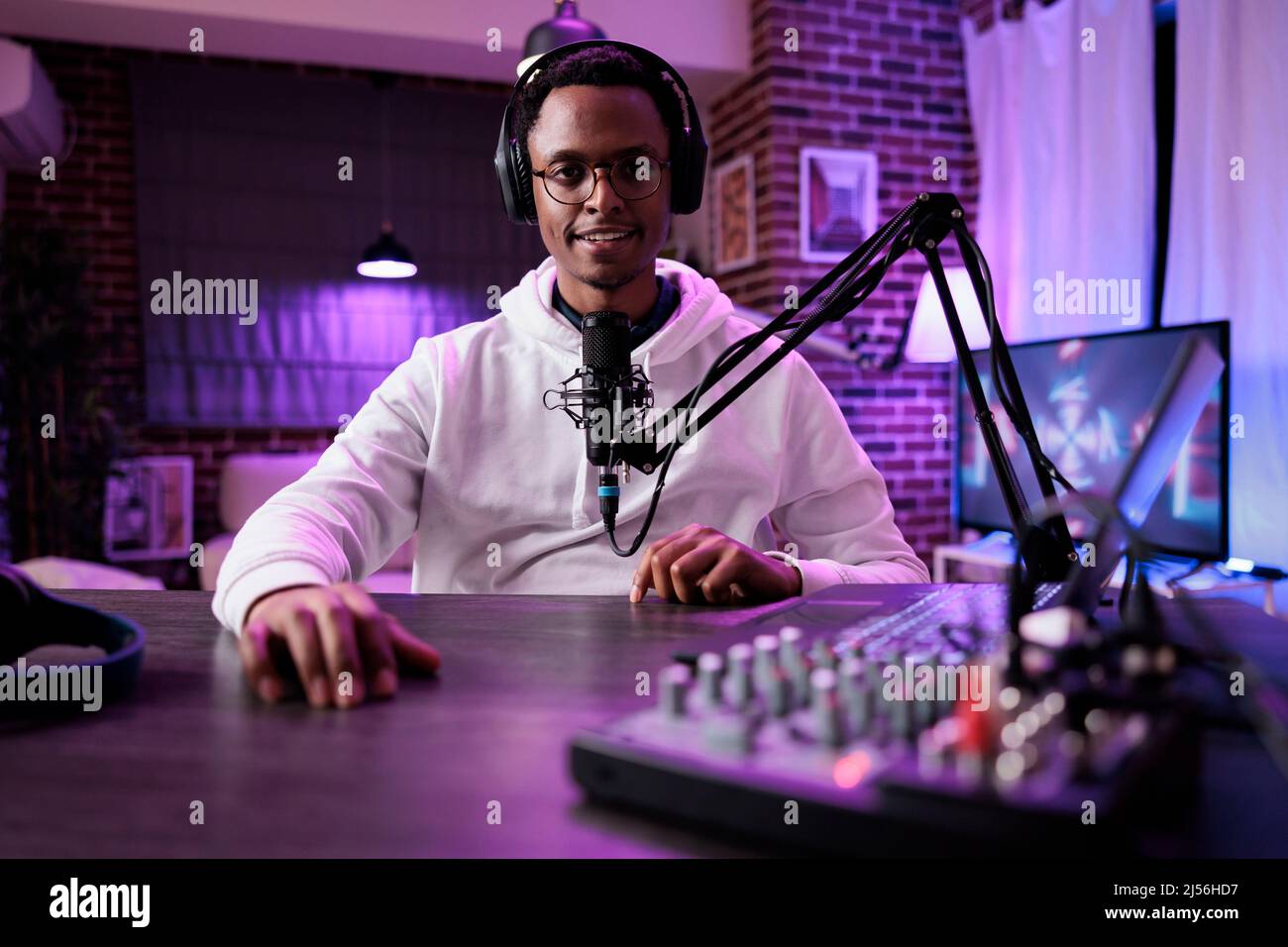 POV des Moderators, der Podcast-Geräte verwendet, um Live-Diskussionen auf der Kamera zu übertragen. Männlich Blogger Aufnahme Talking Show Episode mit professioneller Ausrüstung im Studio, die Erstellung von Inhalten. Stockfoto