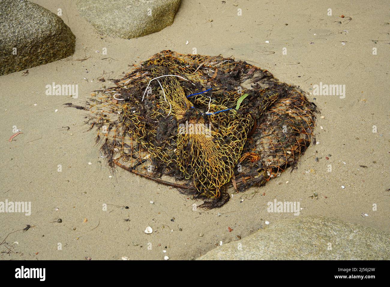 Alte verlassene Fischernetze am Strand Stockfoto