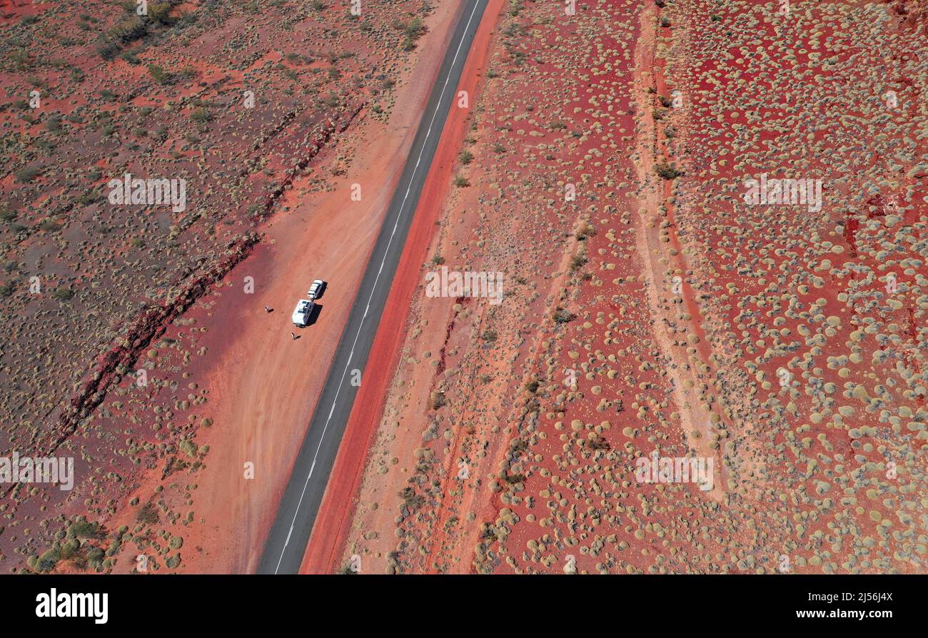 Rotes Land im Westen Australiens, Richtung Norden entlang des Westaustralischen Highways. Riesiges Land mit Spinifex, der wächst Stockfoto