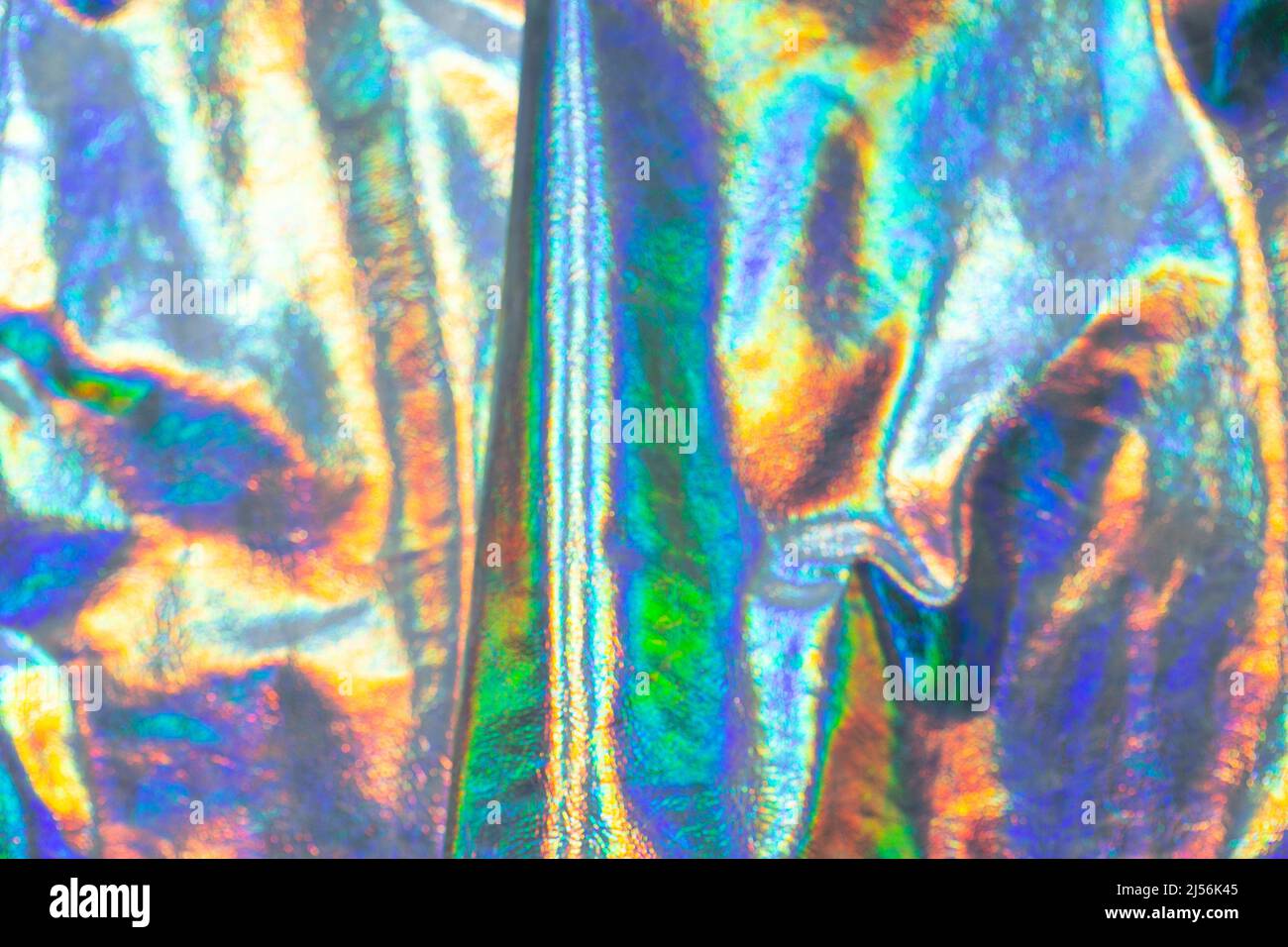 Holographischer Hintergrund. Tapete in Silber, lila Farben.Metall holographischen Material. Textur mit schillernden Wellen und Falten. Abstrakt trendy Stockfoto