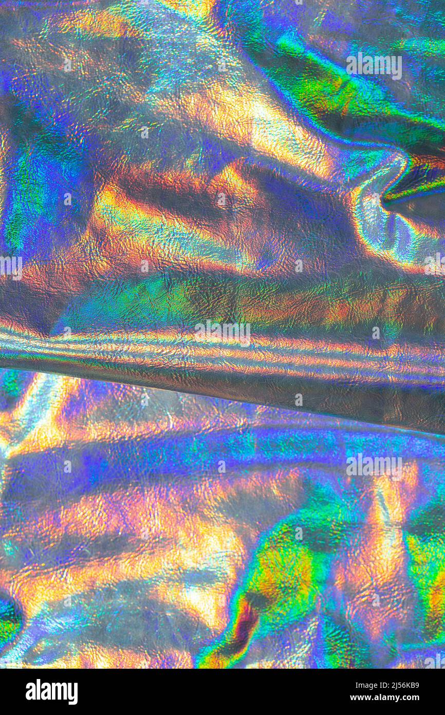 Holographischer Hintergrund. Tapete in Silber, lila Farben.Metall holographischen Material. Textur mit schillernden Wellen und Falten.Abstraktes holographisch Stockfoto