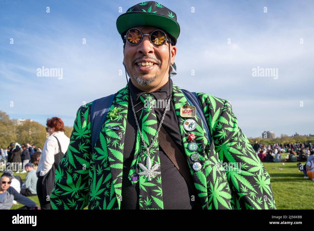 LONDON, APRIL 20 2022. Tausende versammeln sich im Londoner Hyde Park, um das Jahr 4/20 zu feiern, das auch als Welt-Weed-Tag bekannt ist: Die Veranstaltung wird jährlich von Cannabisrauchern aus Protest für die Legalisierung von Marihuana weltweit beobachtet. Stockfoto