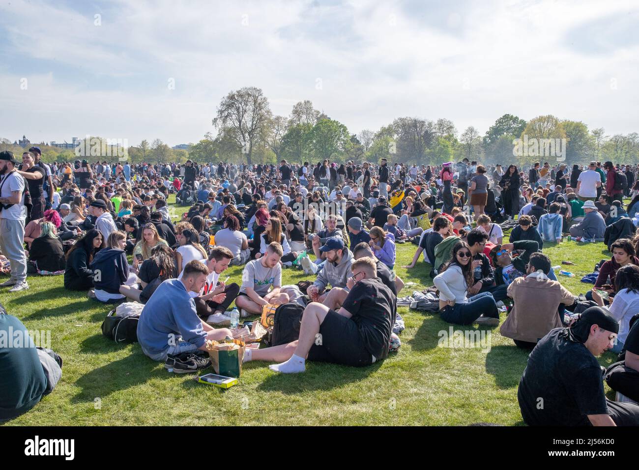 LONDON, APRIL 20 2022. Tausende versammeln sich im Londoner Hyde Park, um das Jahr 4/20 zu feiern, das auch als Welt-Weed-Tag bekannt ist: Die Veranstaltung wird jährlich von Cannabisrauchern aus Protest für die Legalisierung von Marihuana weltweit beobachtet. Stockfoto