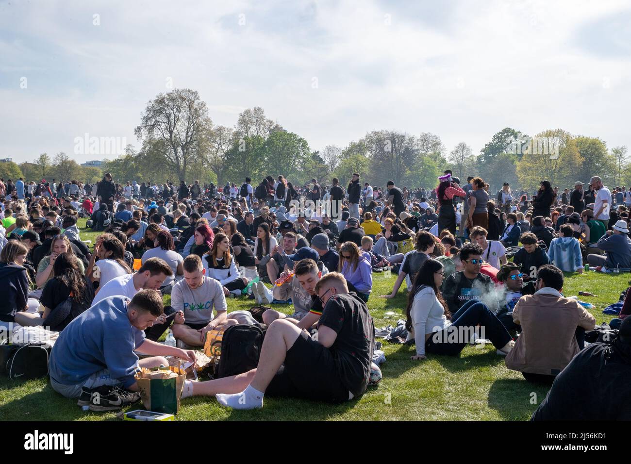 LONDON, APRIL 20 2022. Tausende versammeln sich im Londoner Hyde Park, um das Jahr 4/20 zu feiern, das auch als Welt-Weed-Tag bekannt ist: Die Veranstaltung wird jährlich von Cannabisrauchern aus Protest für die Legalisierung von Marihuana weltweit beobachtet. Stockfoto