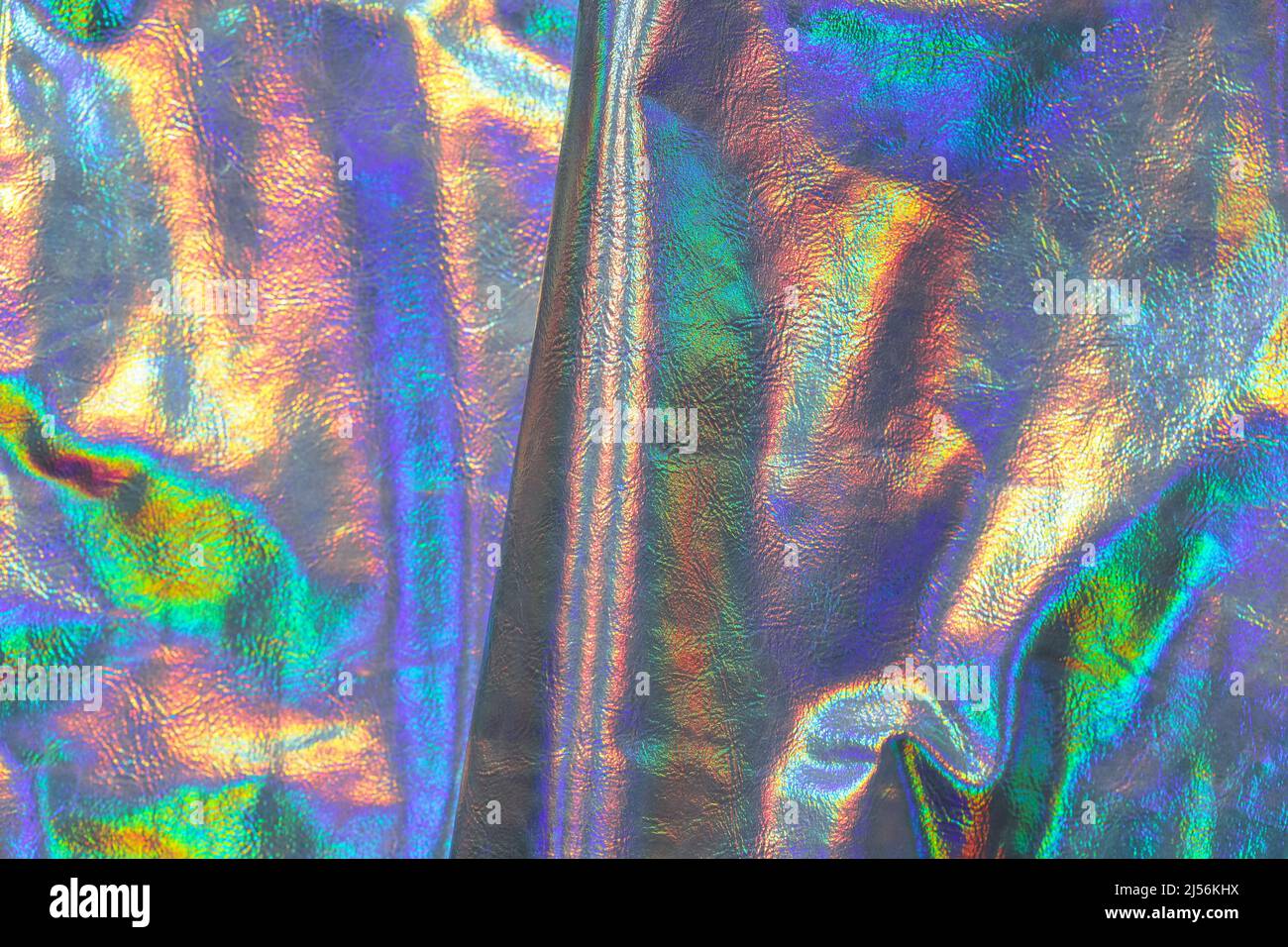 Holographischer Hintergrund. Tapete in Silber, lila Farben. Metall holographischen Material. Textur mit schillernden Wellen und Falten. Stockfoto