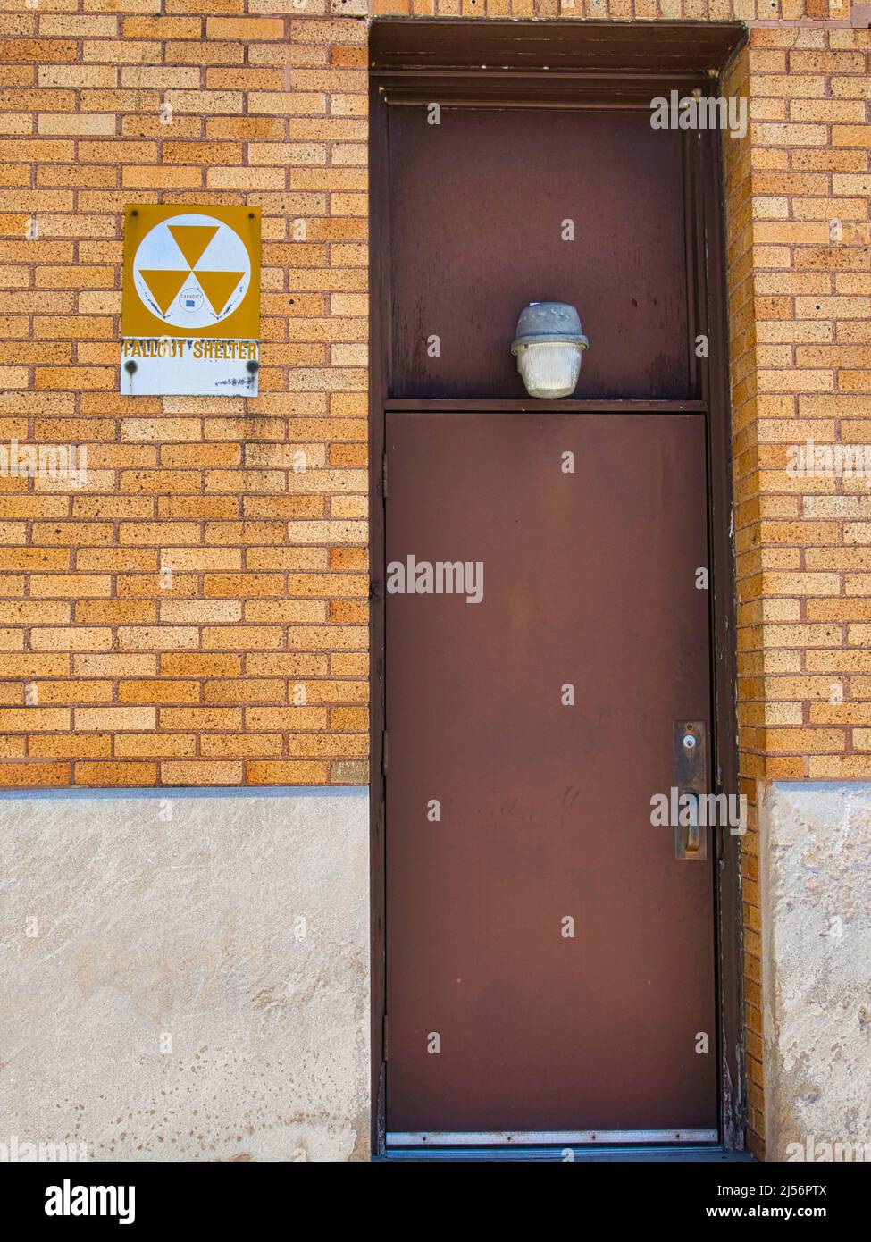 Fallout-Schutzschild in der Nähe einer Stahltür Stockfoto