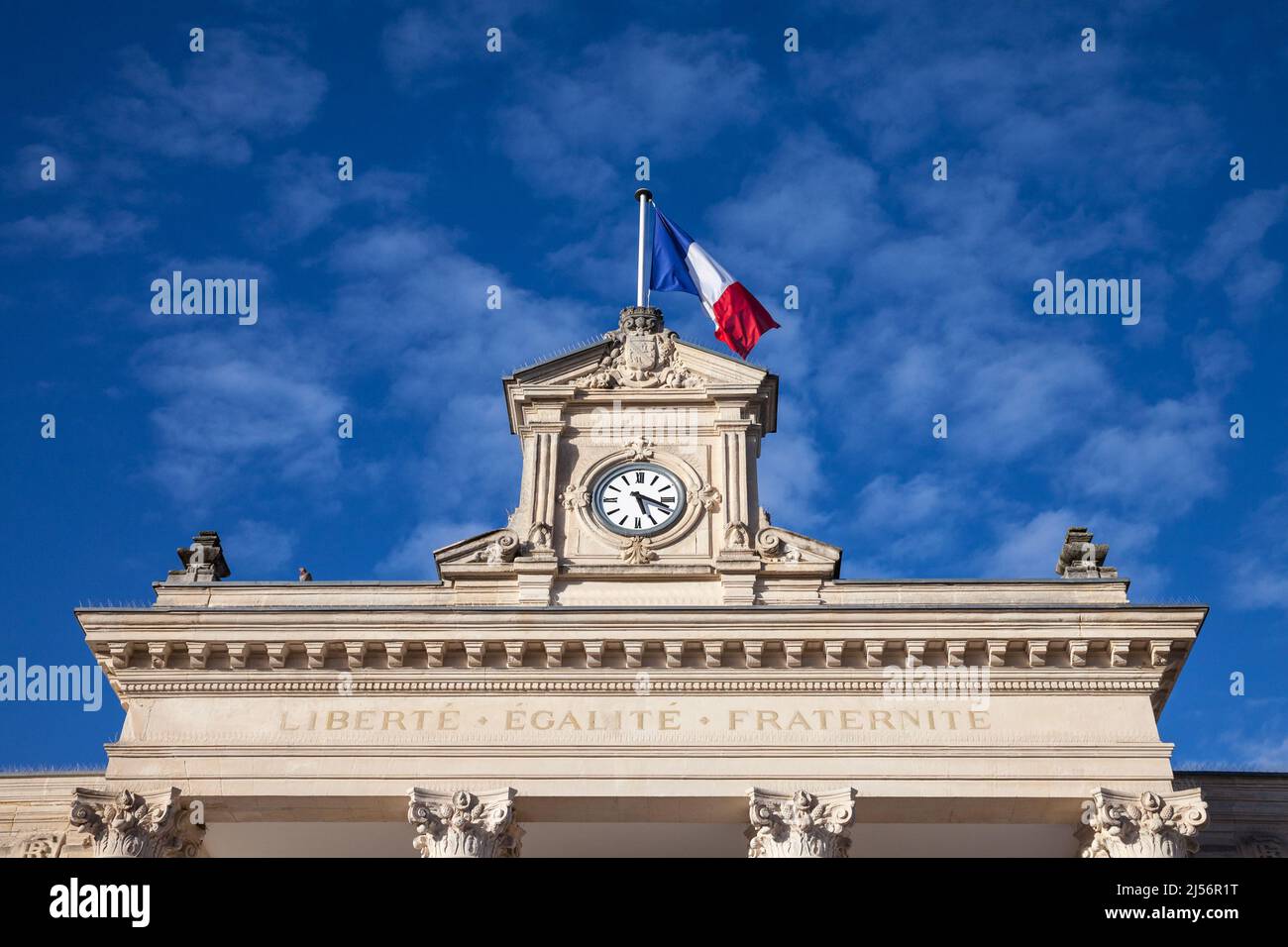 Bild der Fassade des rathauses von arcachon (Marie), mit der französischen Flagge und dem Slogan Liberte Egalite Fraternite. Liberté, égalité, Fra Stockfoto