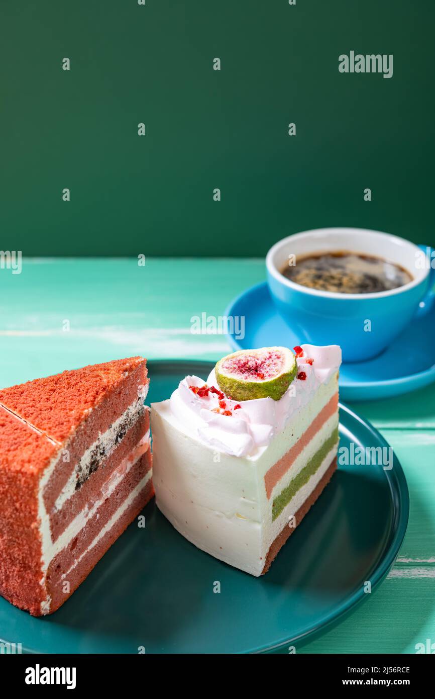Süße Kuchen und Tasse Kaffee vertikale Zusammensetzung Stockfoto