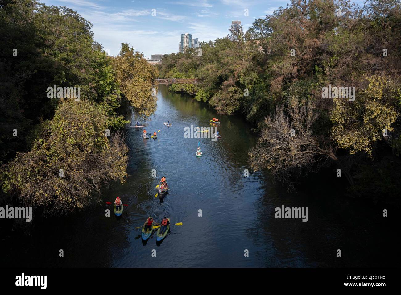 Austin, Texas, USA. 17. Okt, 2021. Blick von der Barton Speings Rd. Brücke nach Norden auf die Mündung des Barton Creek. (Bild: © Bob Daemmrich/ZUMA Press Wire Service) Stockfoto