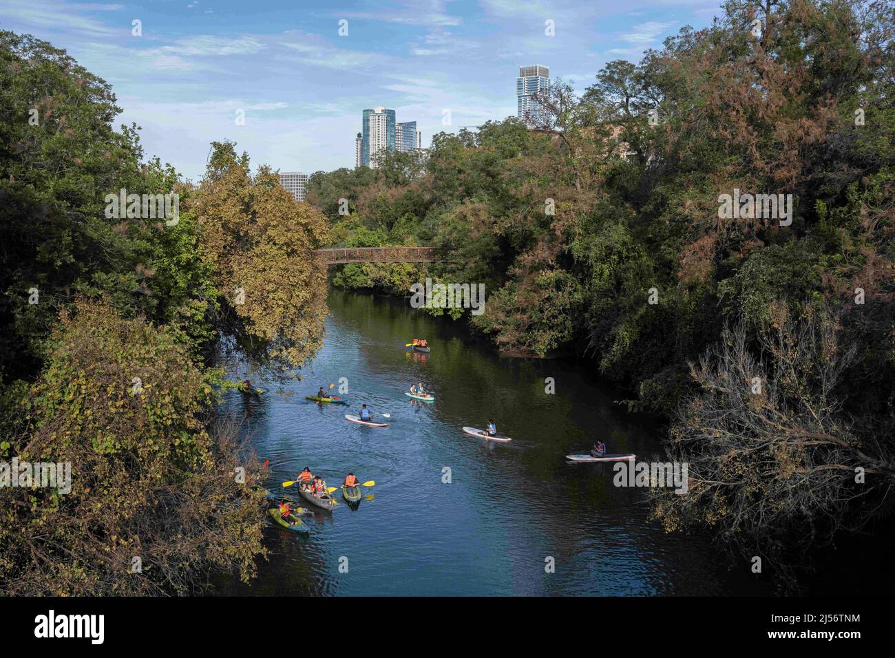 Austin, Texas, USA. 17. Okt, 2021. Blick von der Barton Speings Rd. Brücke nach Norden auf die Mündung des Barton Creek. (Bild: © Bob Daemmrich/ZUMA Press Wire Service) Stockfoto