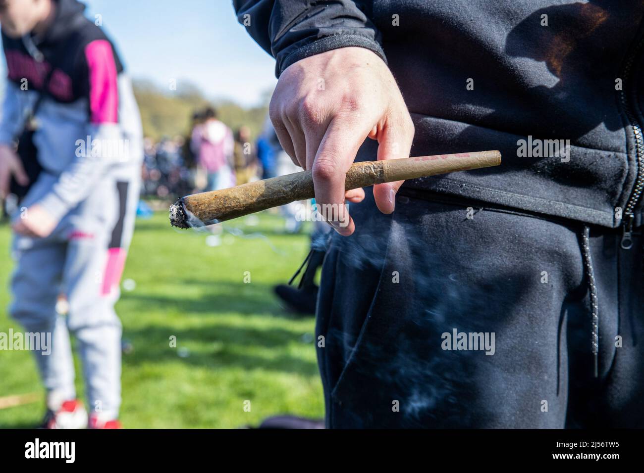 London, Großbritannien. 20. April 2022. Im Londoner Hyde Park hält ein Mann einen angezündeten Stumpf, um 4/20, auch bekannt als World Weed Day, zu feiern. Das Ereignis wird jährlich weltweit von Cannabisrauchern beobachtet, um gegen die Legalisierung von Marihuana zu protestieren. Kredit: SOPA Images Limited/Alamy Live Nachrichten Stockfoto