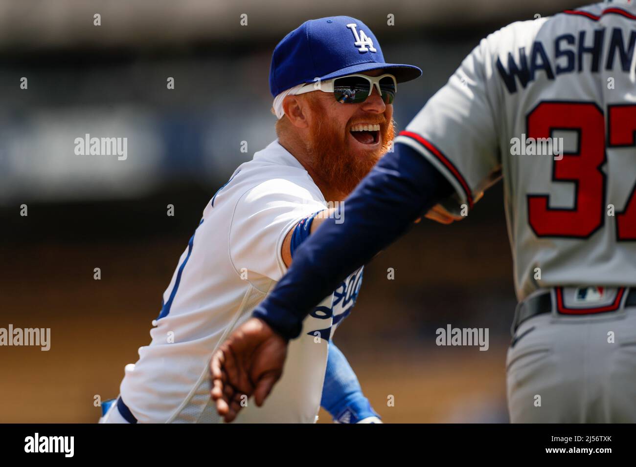 Los Angeles Dodgers Dritter Baseman Justin Turner (10) lacht während eines MLB-Spiels in der regulären Saison gegen die Atlanta Braves, Mittwoch, 20.. April 2022, Stockfoto