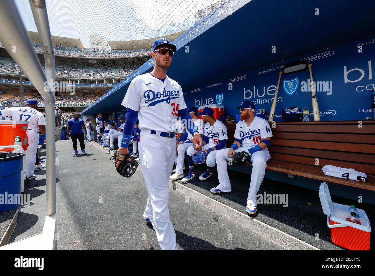 Los Angeles Dodgers Center Fielder Cody Bellinger (35) geht im Dugout vor einem MLB-Spiel in der regulären Saison gegen die Atlanta Braves, Mittwoch, Stockfoto