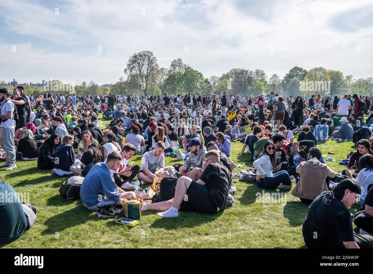 London, Großbritannien. 20. April 2022. Tausende versammeln sich im Londoner Hyde Park, um 4/20, auch bekannt als World Weed Day, zu feiern. Das Ereignis wird jährlich weltweit von Cannabisrauchern beobachtet, um gegen die Legalisierung von Marihuana zu protestieren. (Foto von Lucy North/SOPA Images/Sipa USA) Quelle: SIPA USA/Alamy Live News Stockfoto