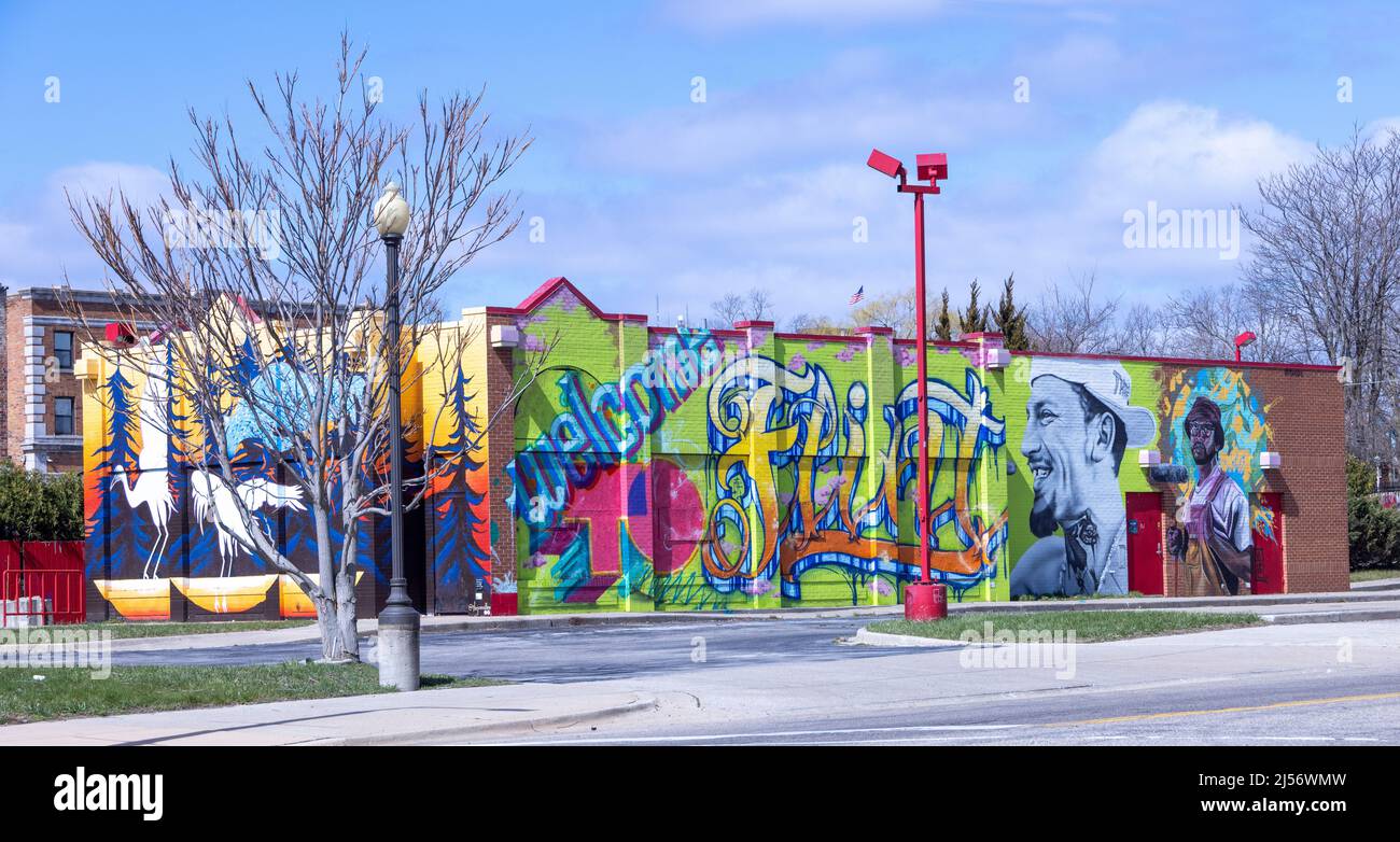 Wandgemälde, darunter eine rechts neben Nate Dee, Martin Luther King Avenue, Flint, Michigan, USA Stockfoto