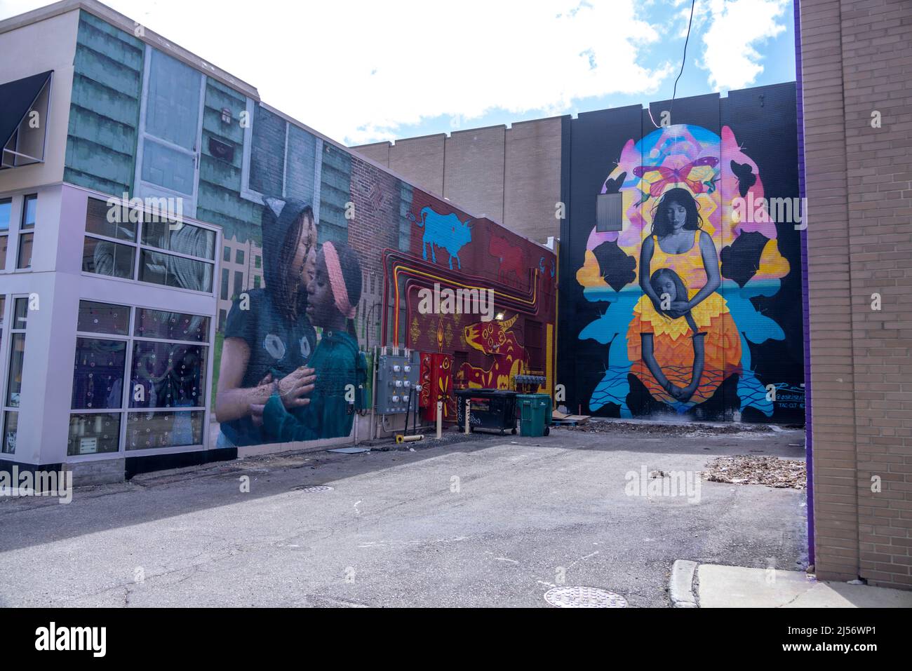 Wandgemälde von Slim Safont (links) und (rechts) Ossis Rain auf der W. 2. St., Flint, Michigan, USA Stockfoto