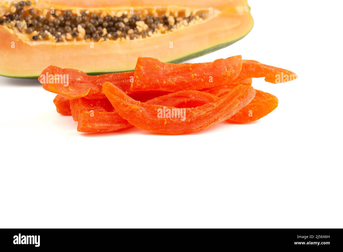 Streifen kandierten Papaya auf weißem Hintergrund Stockfoto