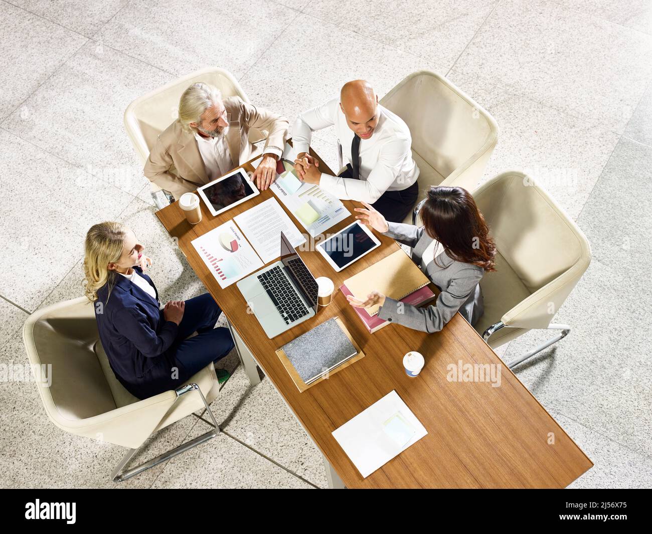Eine multiethnische Gruppe von Geschäftsleuten trifft sich im Büro Stockfoto