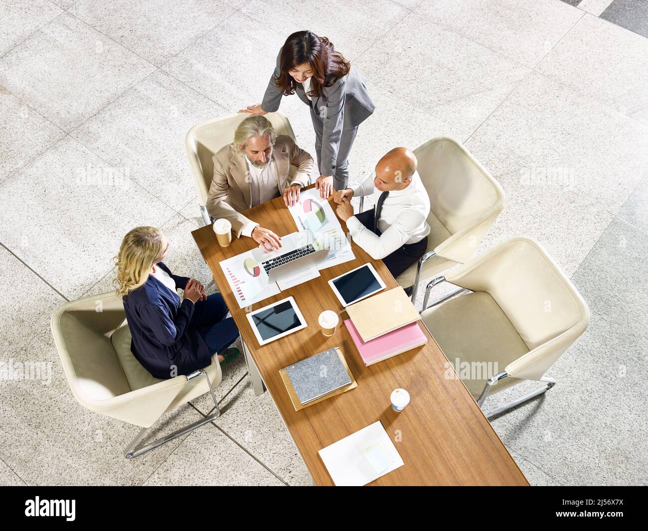 Eine multiethnische Gruppe von Geschäftsleuten trifft sich im Büro Stockfoto