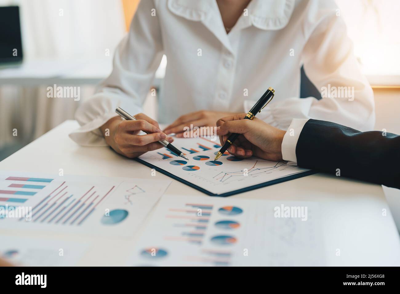 Nahaufnahme des Geschäftsteams bei der Arbeit mit Finanzplan, Besprechung, Diskussion, Brainstorming am Schreibtisch Stockfoto