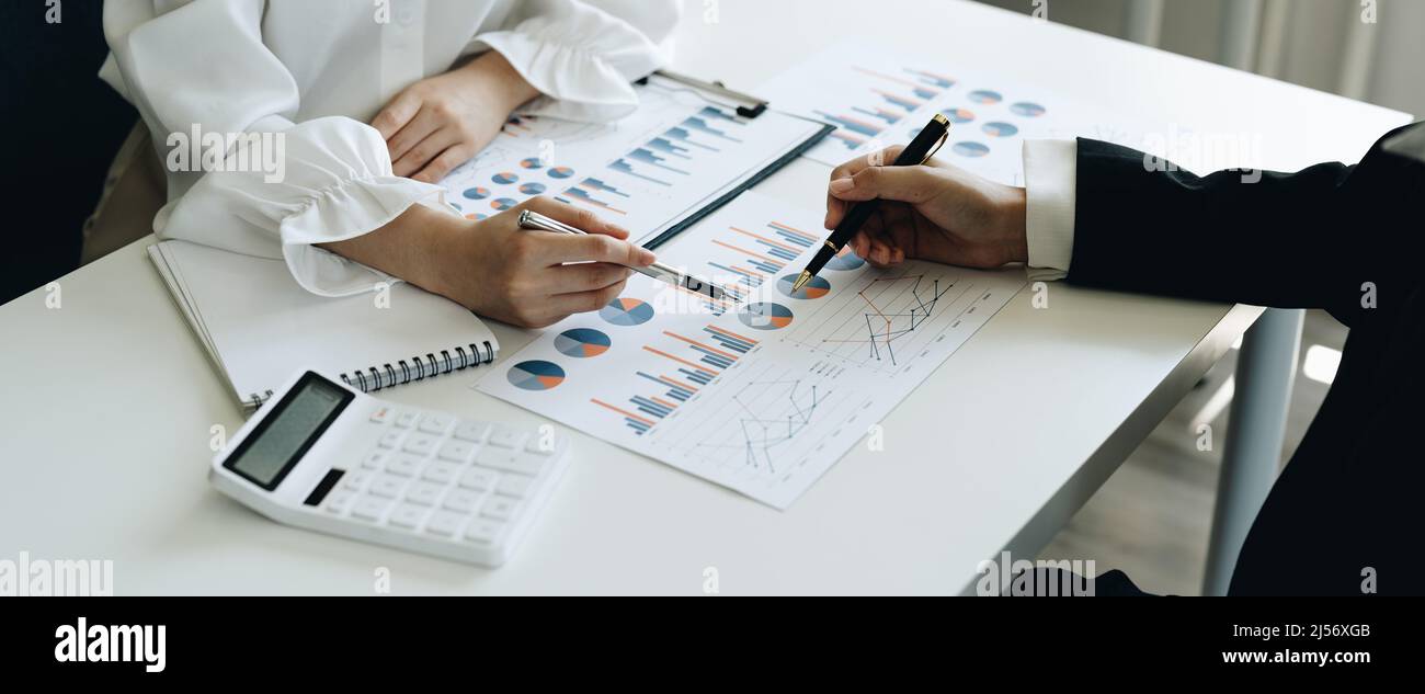Nahaufnahme des Geschäftsteams bei der Arbeit mit Finanzplan, Besprechung, Diskussion, Brainstorming am Schreibtisch Stockfoto