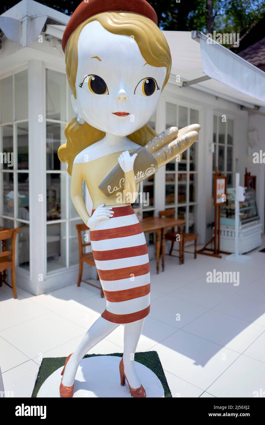 Statue einer französischen Frau in traditioneller Baskenmütze und Rock mit Reifenkleid in einem French Bakery Restaurant in Thailand Südostasien Stockfoto