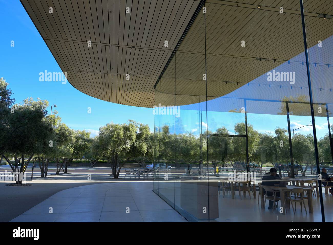 Der Apple Park Campus mit dem Apple Park Besucherzentrum, Cupertino CA Stockfoto