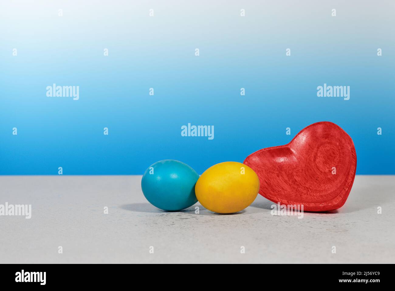 Frohe Ostern. Bunt bemalte Eier. Hell gekochte Eier. Traditionelle Osterdekoration Stockfoto