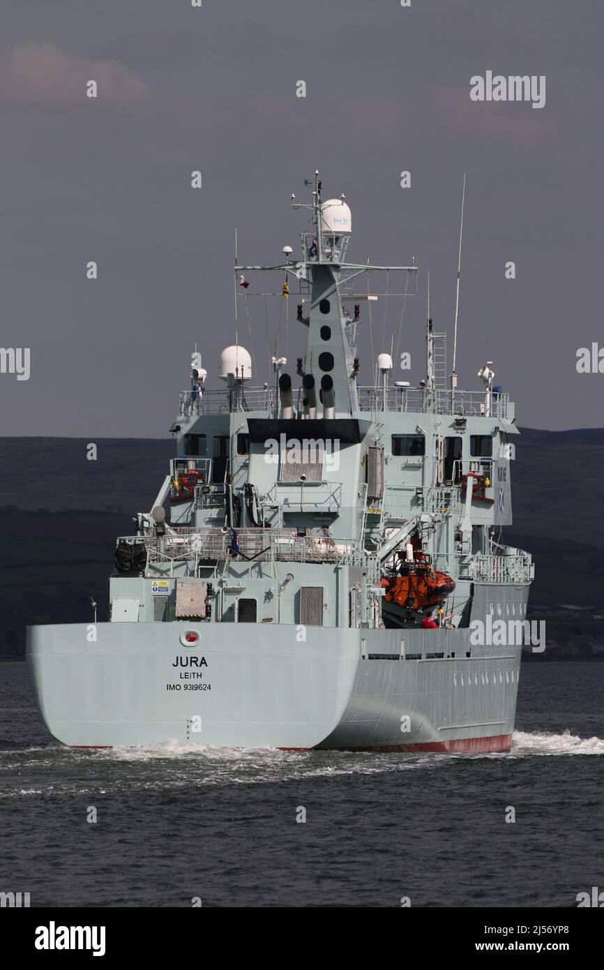 MPV Jura, ein von Marine Scotland betriebenes Fischereischutzschiff, passiert Greenock auf dem Firth of Clyde, auf einer Rückreise zum King George V Dock in Glasgow. Stockfoto