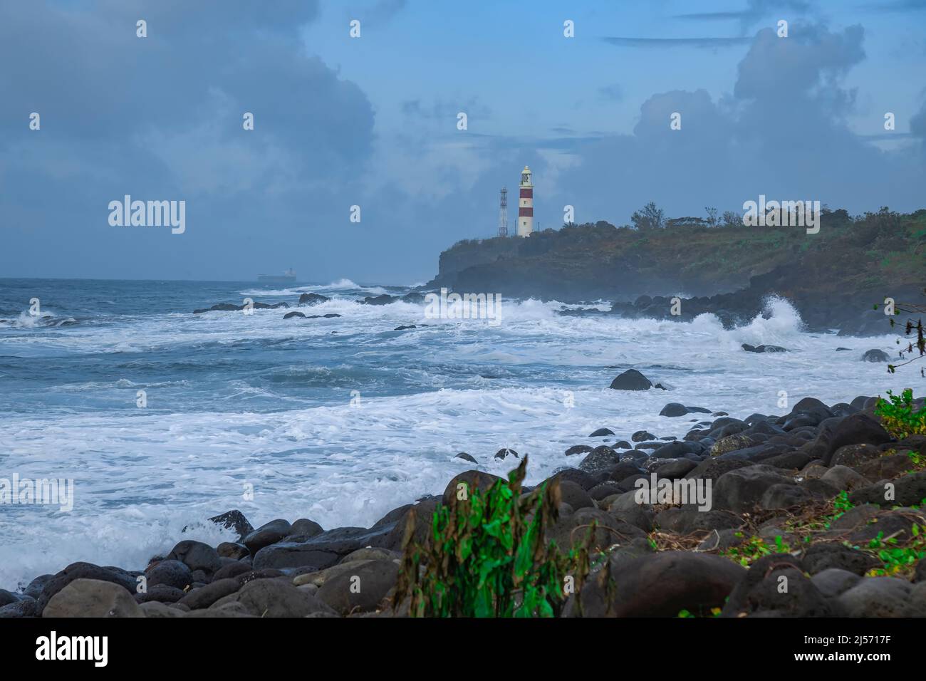 Der Albion Lighthouse, auch bekannt als Pointe aux Caves Lighthouse während des tropischen Wirbelsturms Batsirai auf der Insel Mauritius. Stockfoto