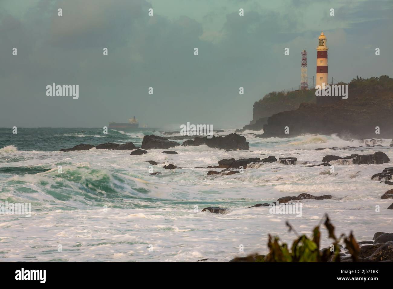 Der Albion Lighthouse, auch bekannt als Pointe aux Caves Lighthouse während des tropischen Wirbelsturms Batsirai auf der Insel Mauritius. Stockfoto
