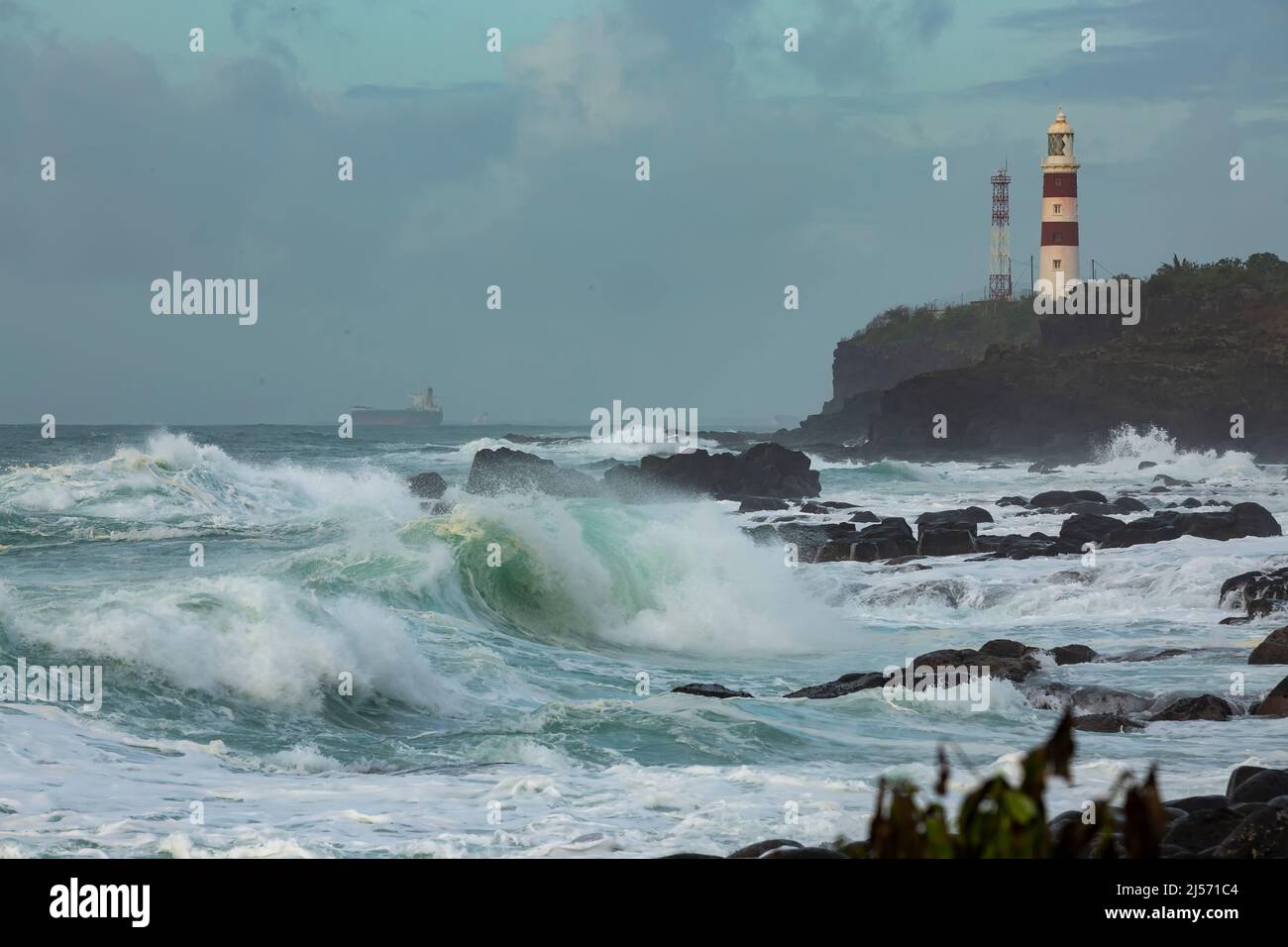 Der Albion Lighthouse, auch bekannt als Pointe aux Caves Lighthouse während des tropischen Wirbelsturms Batsirai auf der Insel Mauritius. Stockfoto