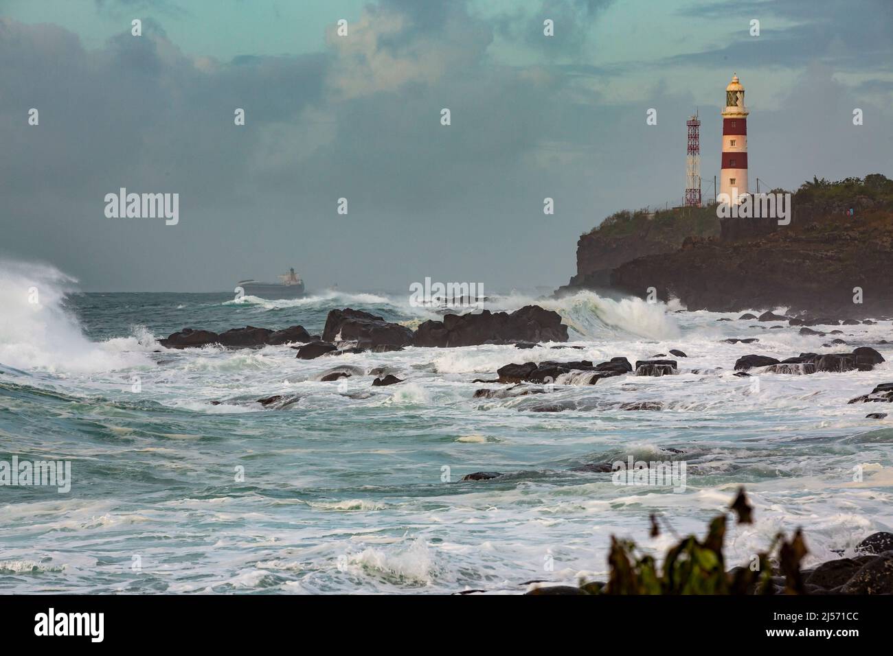Der Albion Lighthouse, auch bekannt als Pointe aux Caves Lighthouse während des tropischen Wirbelsturms Batsirai auf der Insel Mauritius. Stockfoto