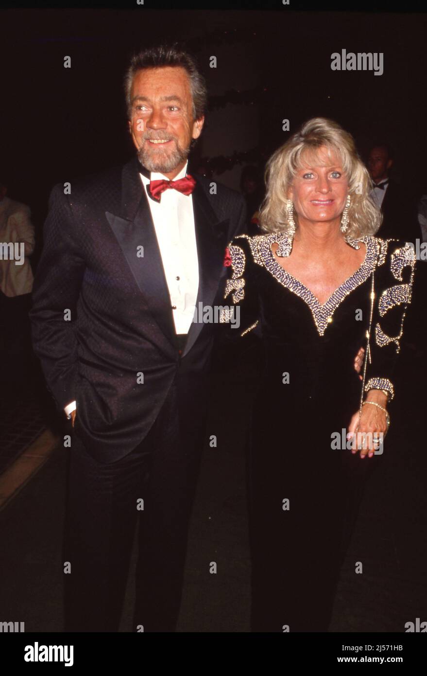 Stephen J. Cannell und seine Frau Marcia Finch beim „Fire and Ice Ball Benefit“ am 2. Dezember 1992 im Beverly Hilton Hotel in Beverly Hills, Quelle: Ralph Dominguez/MediaPunch Stockfoto