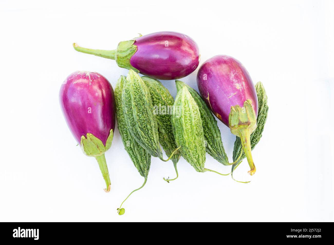 Gruppe von bitteren Kürbis und Auberginen auf weißem Hintergrund. Stockfoto