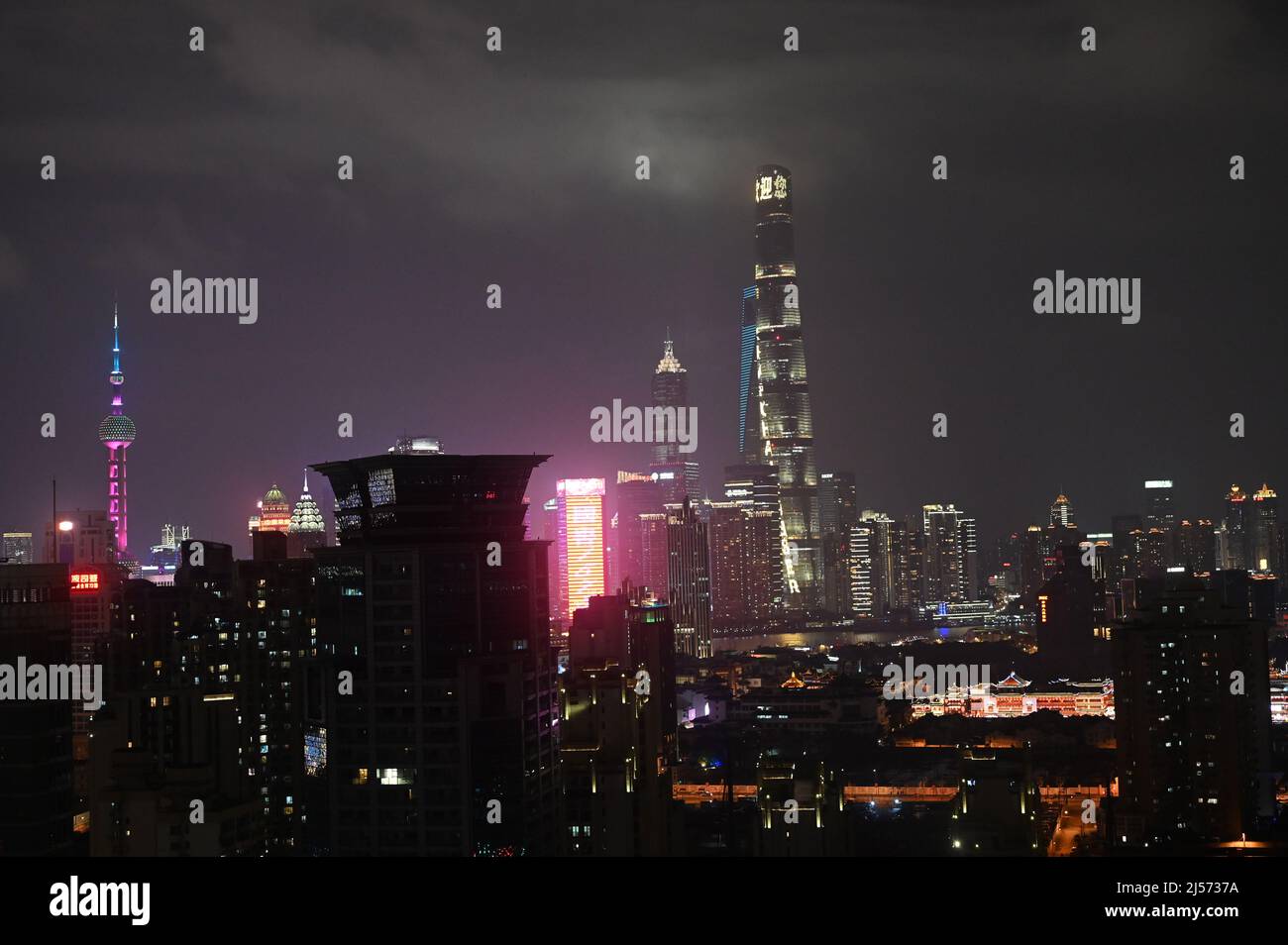 Die moderne Skyline der Stadt Shanghai, von einem Wolkenkratzer in der Nacht aus gesehen Stockfoto