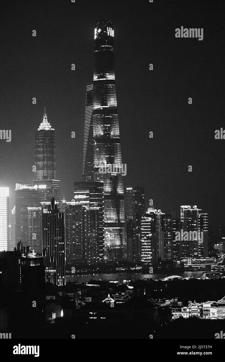 Die moderne Skyline der Stadt Shanghai, von einem Wolkenkratzer in der Nacht aus gesehen Stockfoto
