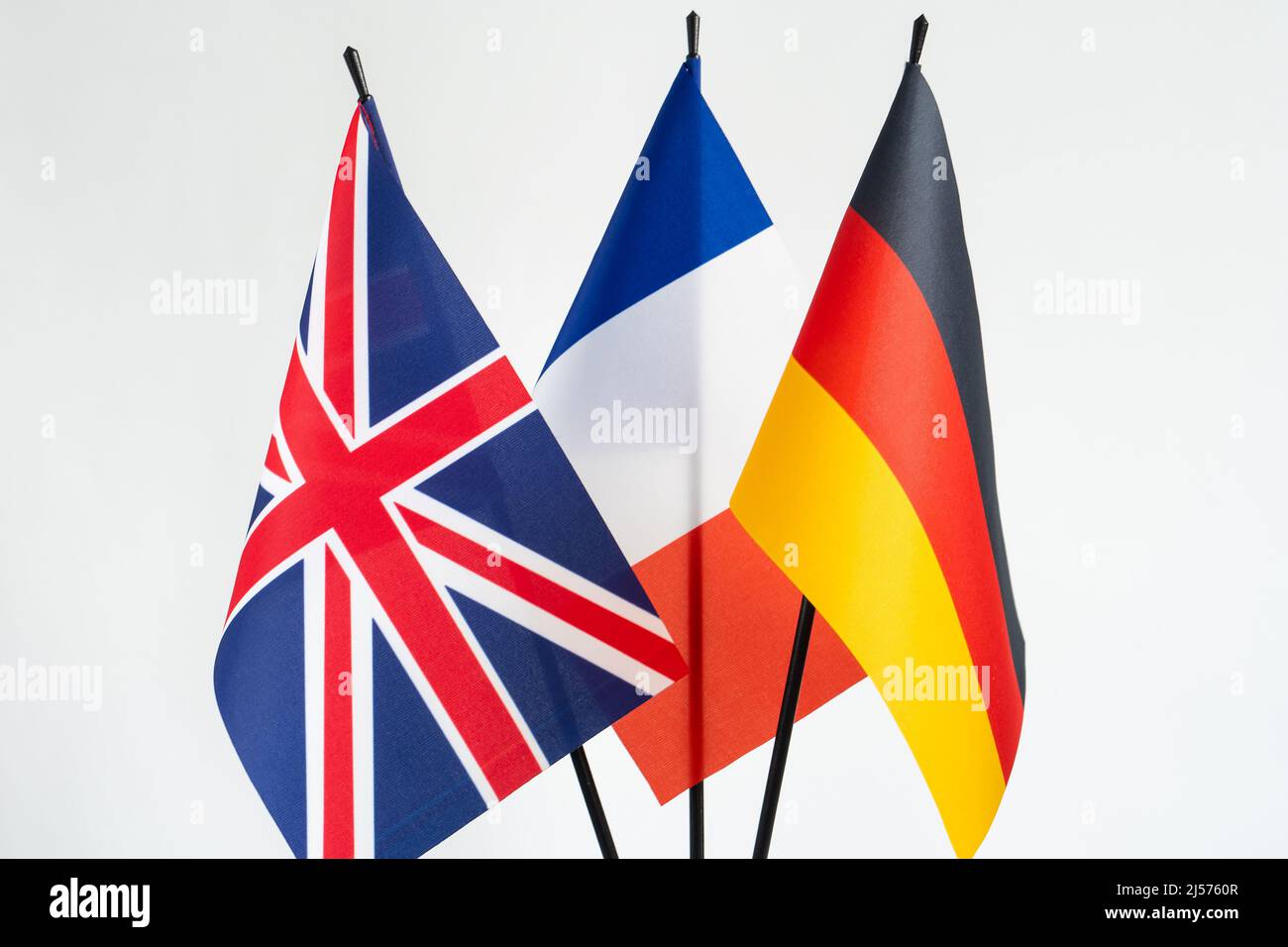 Staatsflaggen von Großbritannien, Deutschland und Frankreich auf weißem Hintergrund. Kooperationskonzept Europa Stockfoto