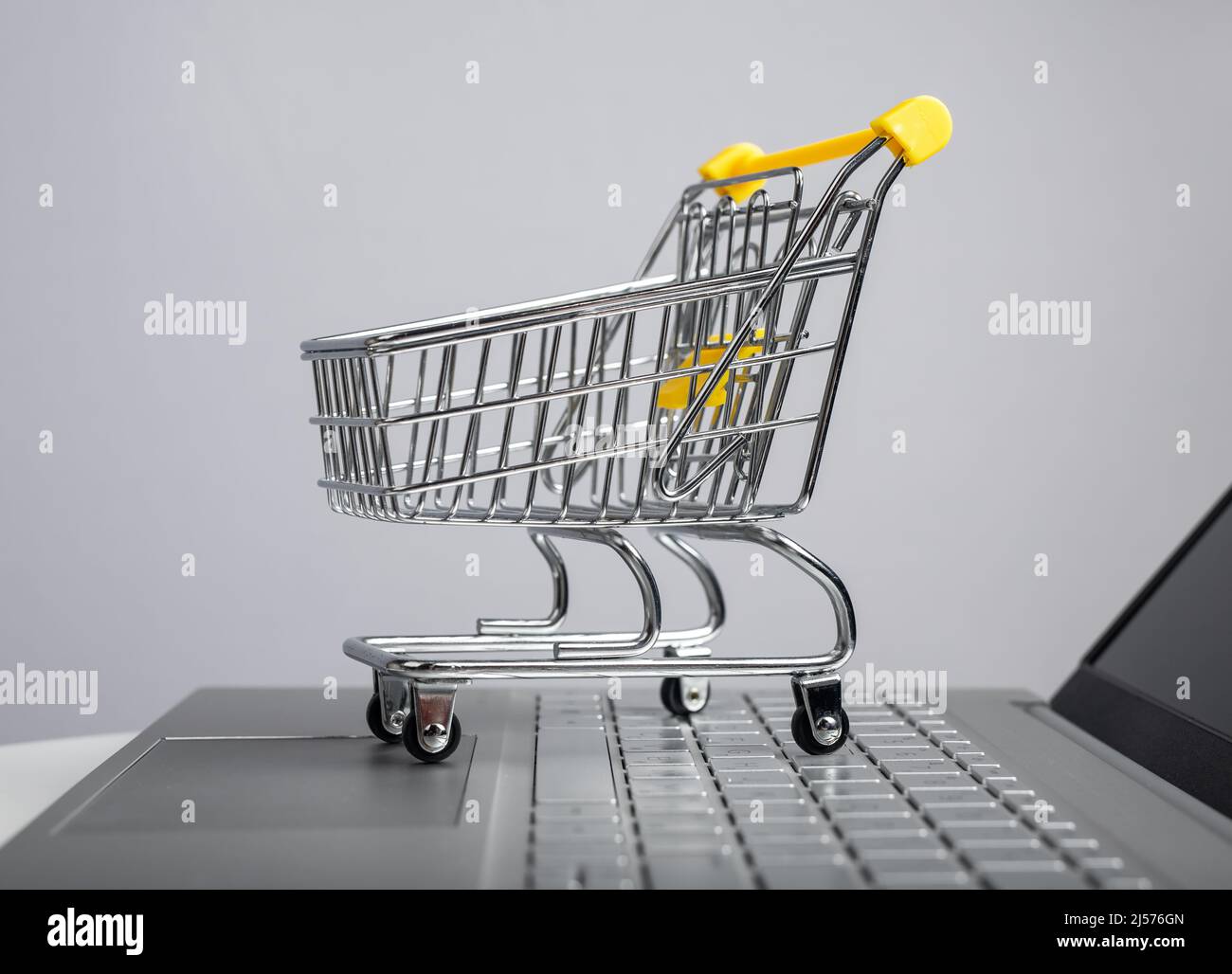 Supermarkt Trolley am Laptop. Online-Shopping-Konzept. Kauf von Waren über das Internet. Elektronischer Handel und Transaktionen. Einkäufe in Webstores. Hochwertige Fotos Stockfoto