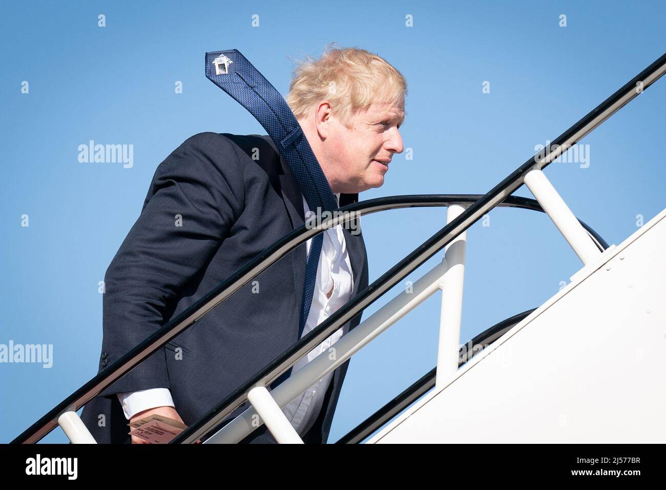 Premierminister Boris Johnson besteigen ein Flugzeug am Flughafen Stansted, als er zu einem Besuch in Indien abreist. Bilddatum: Mittwoch, 20. April 2022. Stockfoto
