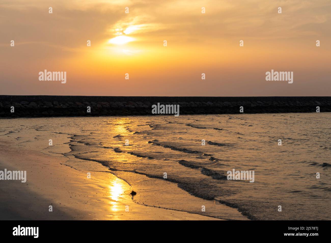 Aufnahme eines dramatischen Sonnenuntergangs am Strand Stockfoto