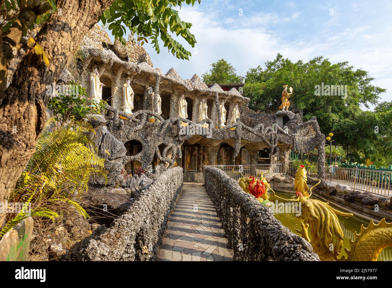 Steintempel in Tianliao, Kaohsiung, Taiwan. Der Tempel ist vom Boden bis zur Decke mit Steinen und Muscheln bedeckt. Stockfoto