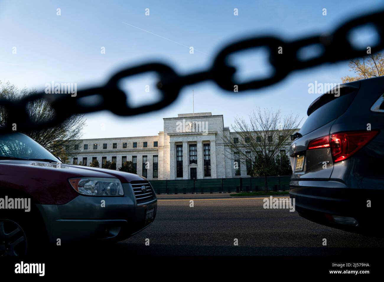 Washington, USA. 20. April 2022. Das am 20. April 2022 aufgenommene Foto zeigt die US Federal Reserve in Washington, DC, USA. Die US-Konjunktur hat sich seit Mitte Februar angesichts der erhöhten Inflation, des angespannten Arbeitsmarktes und fortgesetzter Engpässe in der Lieferkette mit einem moderaten Tempo ausgeweitet, teilte die US-Notenbank am Mittwoch mit. IM HINBLICK AUF die „Lieferkettenrückstände, die Anspannung am Arbeitsmarkt und die erhöhten Inputkosten stellen weiterhin Herausforderungen dar: Umfrage der US-Notenbank“ Kredit: Liu Jie/Xinhua/Alamy Live News Stockfoto