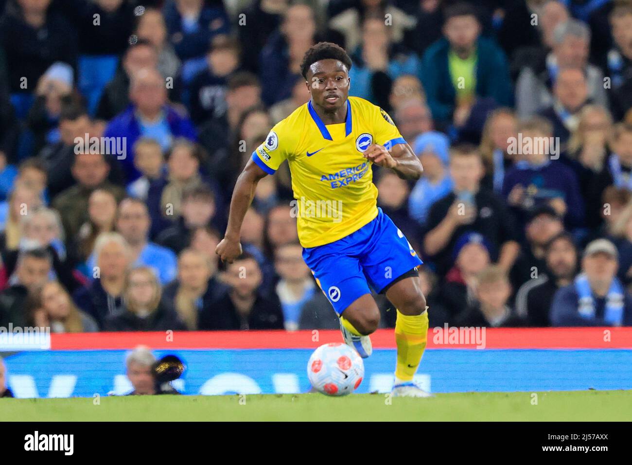 Tariq Lamptey #2 von Brighton & Hove Albion läuft mit dem Ball Stockfoto
