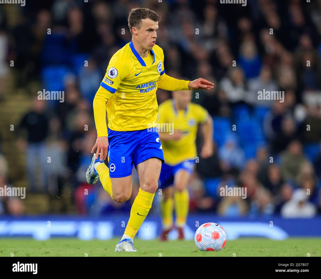 Solly March #20 von Brighton & Hove Albion läuft mit dem Ball Stockfoto