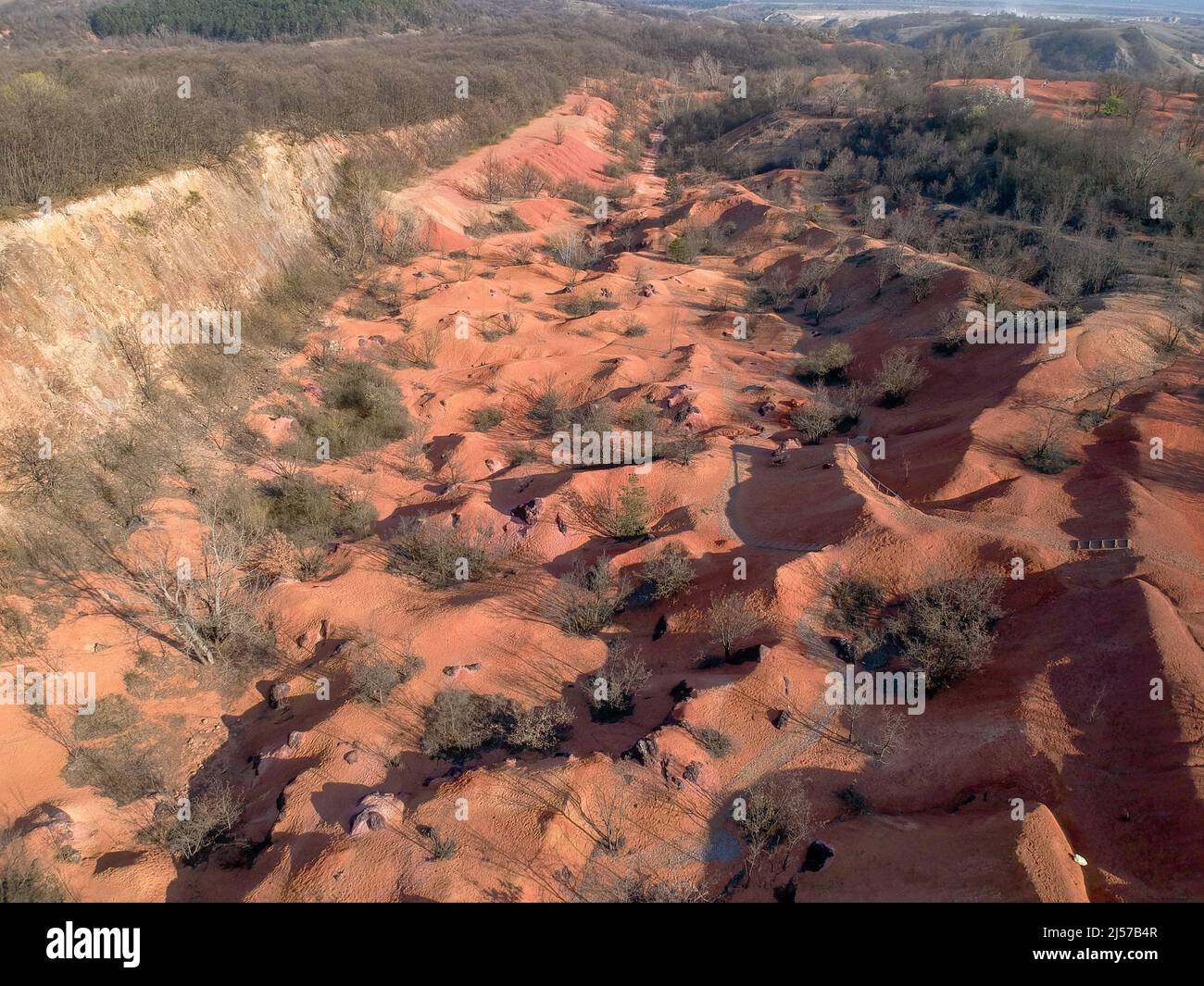Bauxit-Mine, rohes verwittertes Bauxit-Sedimentgestein Stockfoto