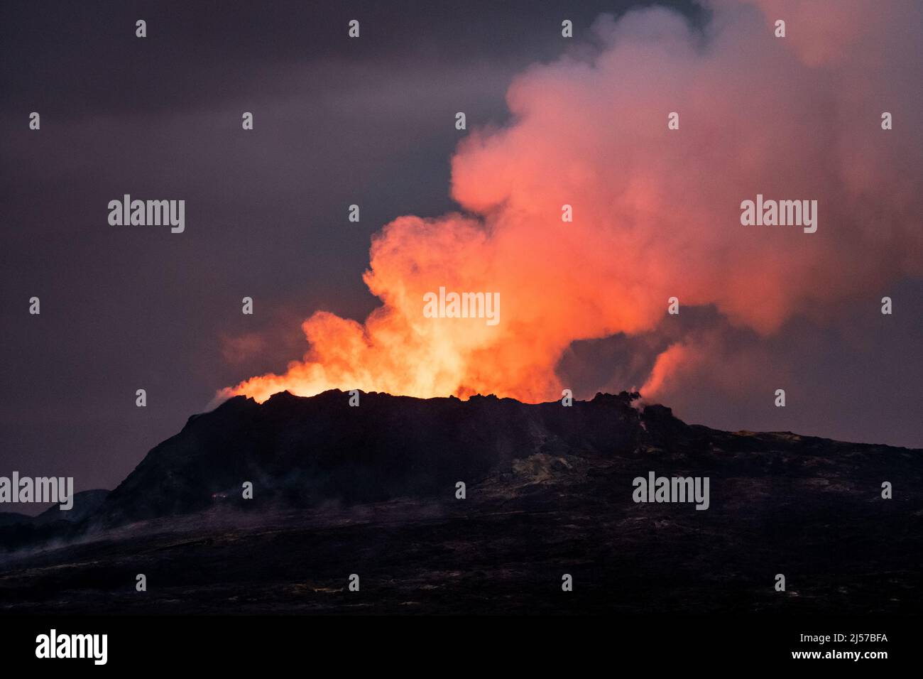 Aktiver Vulkan am Fagradalsfjall, Island (Halbinsel Reykjanes). Aufnahme Mitte September 2022, ebenfalls am Ende der Eruptionsphase (Mär-Sept 2021). Stockfoto