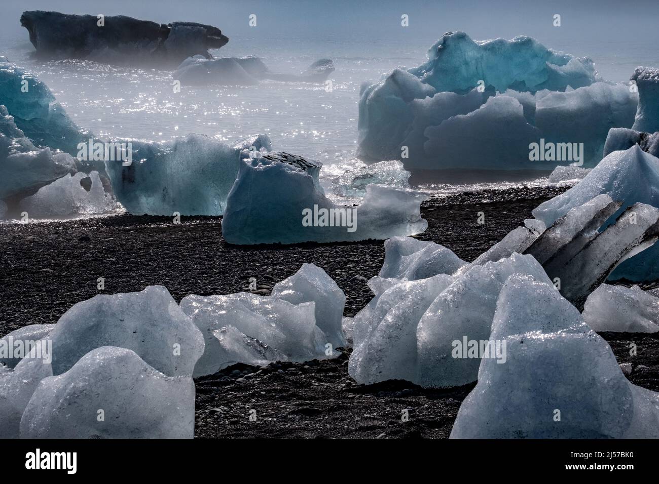 Eisbrocken am schwarzen Strand an der Gletscherlagune in Island (Jökulsárlón Diamond Beach). Stockfoto