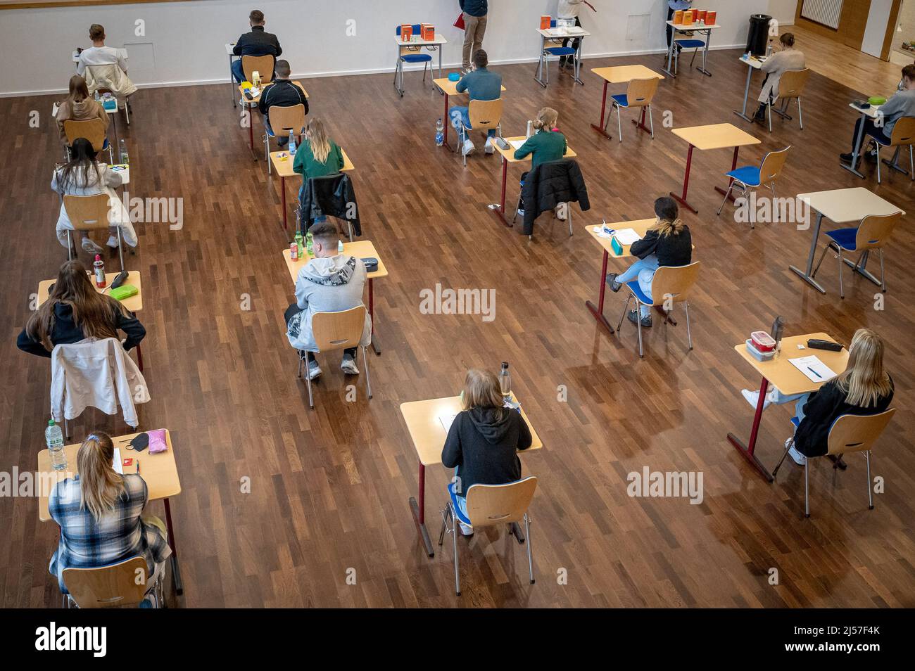 Delmenhorst, Deutschland. 21. April 2022. Die Schüler einer High School sitzen vor Beginn ihrer schriftlichen Geschichtsprüfung an ihren Sitzen. In Niedersachsen beginnen nach zwei Jahren unter schwierigen pandemischen Bedingungen nun die Abiturprüfungen 2022. Die Prüfer mussten mit Einschränkungen wie Fernunterricht über lange Zeiträume ihrer Oberschuljahre umgehen. In jüngster Zeit waren jedoch wieder Vorbereitungen im Präsenzunterricht möglich. Quelle: Sina Schuldt/dpa/Alamy Live News Stockfoto