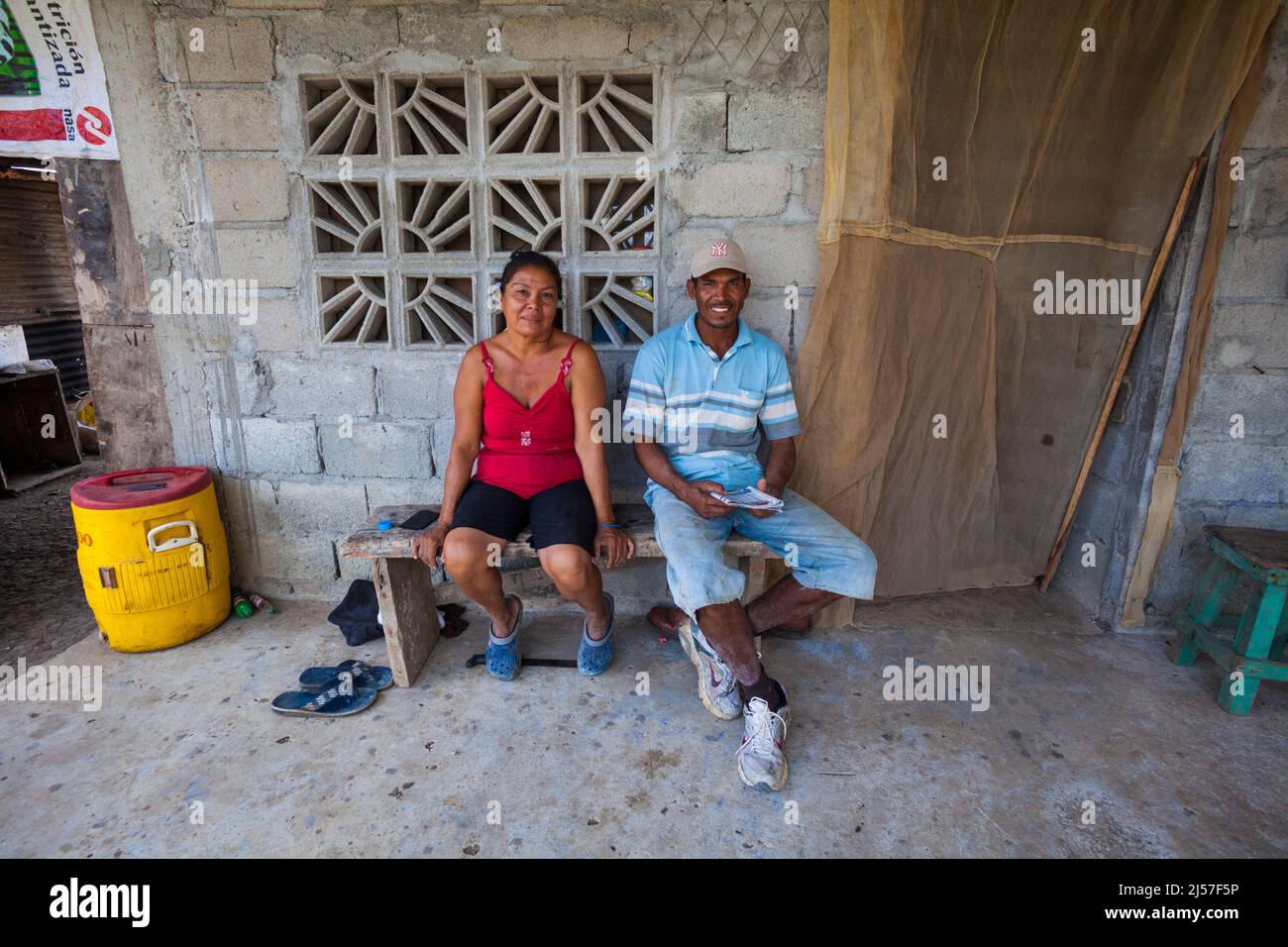 Panamaischer Mann und Frau vor ihrem Betonhaus neben Rio Grande, Provinz Cocle, Republik Panama, Mittelamerika. Stockfoto